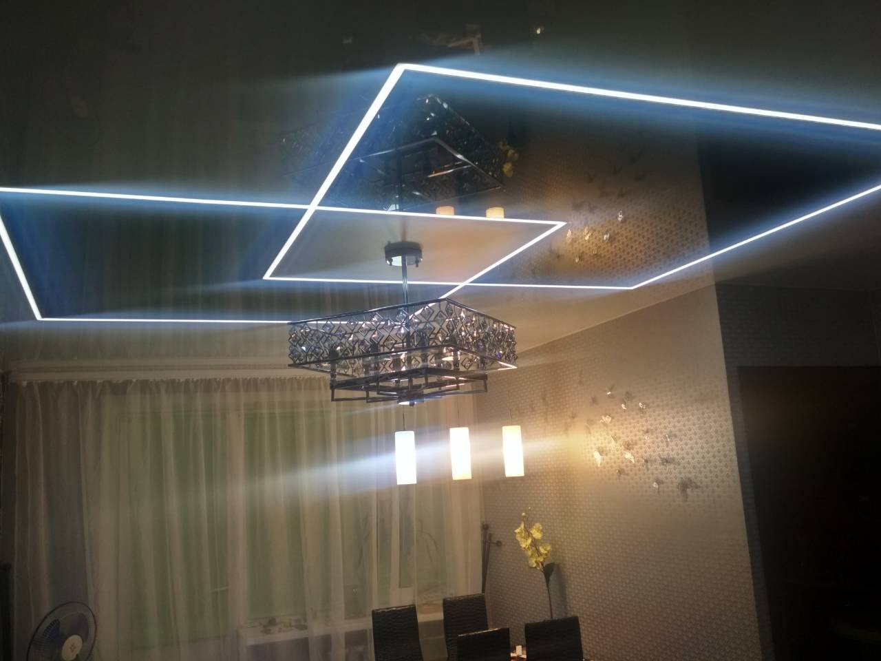 SU LED APŠVIETIMU​ ​ įtempiamos lubos