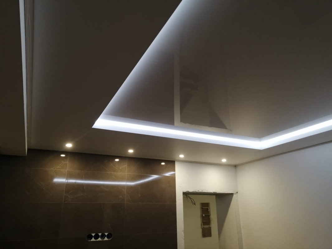 SU LED APŠVIETIMU​ ​ įtempiamos lubos